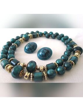 Vintage  Emerald Green Bead Necklace Near MINT &  Pierced  Earrings